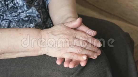 女人抚摸一个老皱纹女人的手视频的预览图