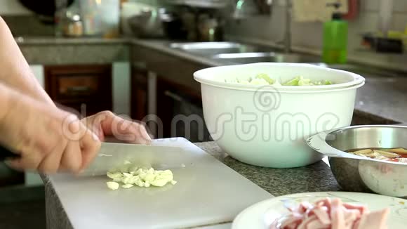 一个男人在厨房准备午餐视频的预览图