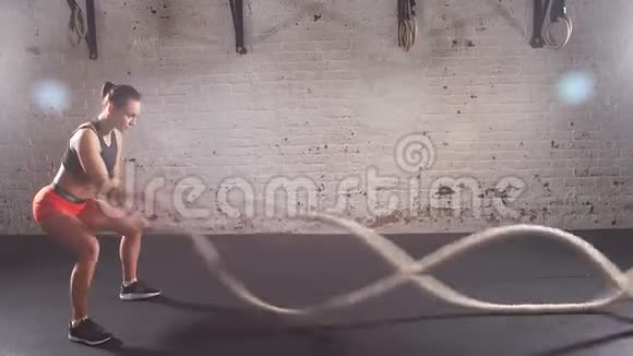 运动女性使用训练绳在健身房锻炼视频的预览图