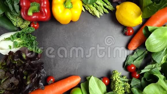 缩放边界新鲜有机蔬菜设置背景在桌子上健康食品概念顶部视图慢慢视频的预览图