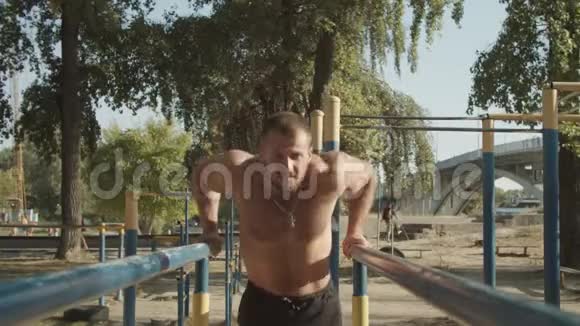 无体男子在双杠上做肱三头肌视频的预览图