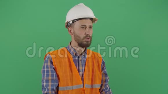 成年男子工程师用挫折擦脸视频的预览图