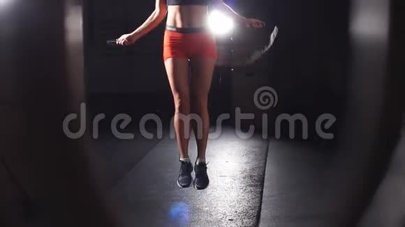 年轻的运动女性在健身房跳绳视频的预览图
