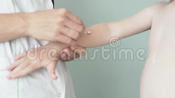 女人在孩子手上涂了水痘痤疮视频的预览图