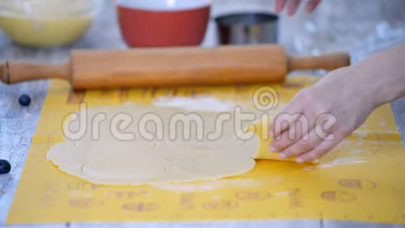 厨房里的一个女人正在做酥皮糕点视频的预览图