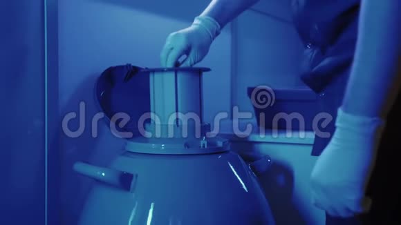 胚胎专家从冷冻库取出一个装有胚胎的胶囊视频的预览图