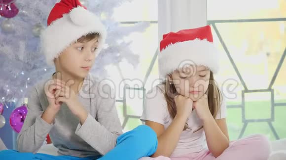 甜蜜的场景哥哥正在欢呼他心烦意乱的妹妹给她新年礼物温柔地拥抱视频的预览图