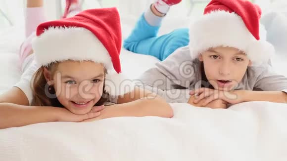 在杉树附近的床上把兄妹并排的视频合上疲惫的男孩在打哈欠几乎视频的预览图