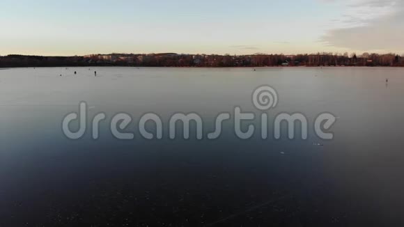 冬天在湖边钓鱼视频的预览图
