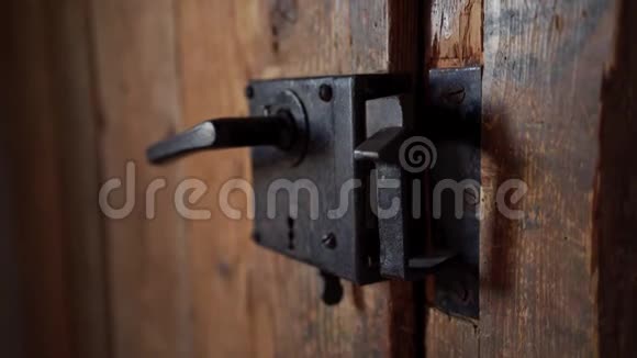 女孩用大黑铁锁打开木门关门视频的预览图