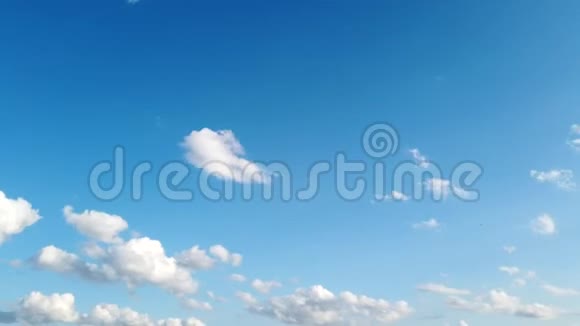 美丽的云彩在蓝天上飞翔视频的预览图