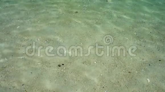 抽象纹理晶莹剔透的海水背景美丽的热带海滩慢动作视频的预览图