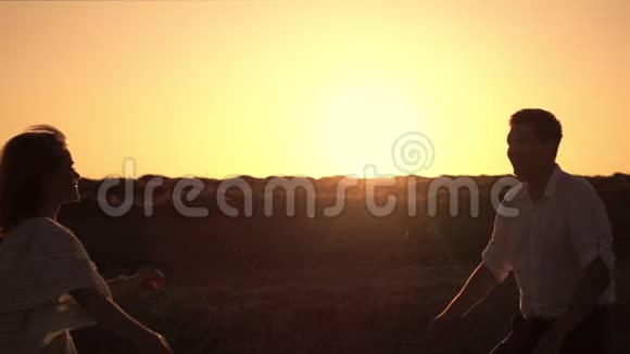 女孩在浪漫的夕阳背景下跳入丈夫的怀抱视频的预览图
