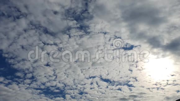蓝天背景下美丽的白云视频的预览图
