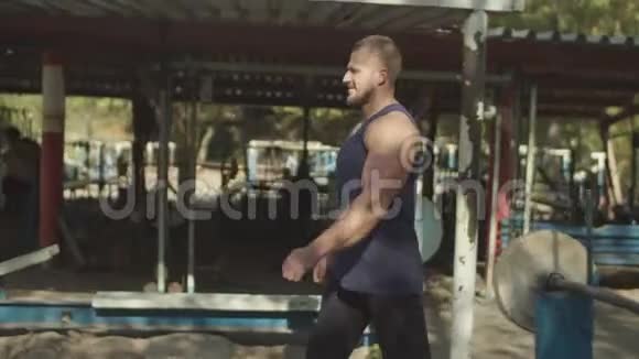 强壮的男人在户外运动前热身视频的预览图