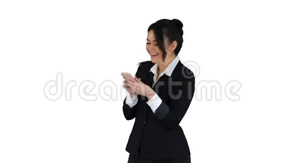 快乐的年轻女子在正式的舞蹈和使用手机的白色背景视频的预览图