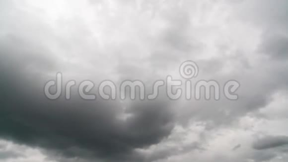 天空背景中流动的4K时间流逝的云视频的预览图