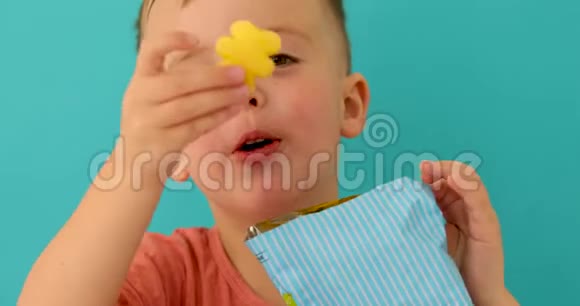 快乐的孩子吃薯条看着镜头视频的预览图