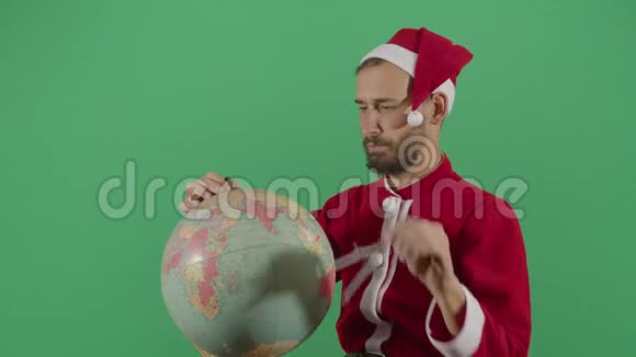 成年男子圣诞老人在环球漫步视频的预览图