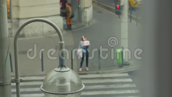人行横道无法辨认的女孩视频的预览图