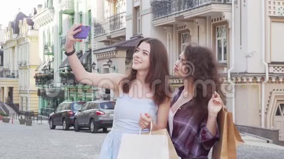 可爱的女性朋友购物后在智能手机上自拍视频的预览图
