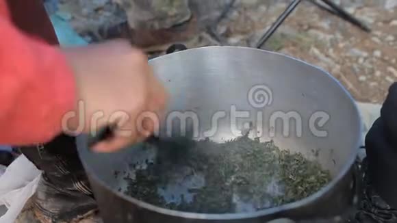 火上发酵的伊凡茶视频的预览图