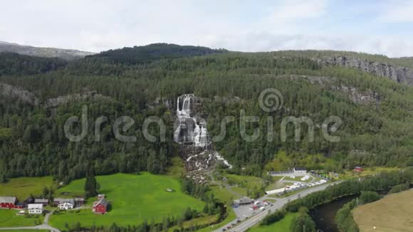 挪威沃思美丽的Tvindefossen瀑布的空中镜头视频的预览图