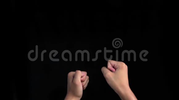 男性手举起来显示英国手语BSL的M字母表符号由聋哑人使用孤立于黑色背景视频的预览图