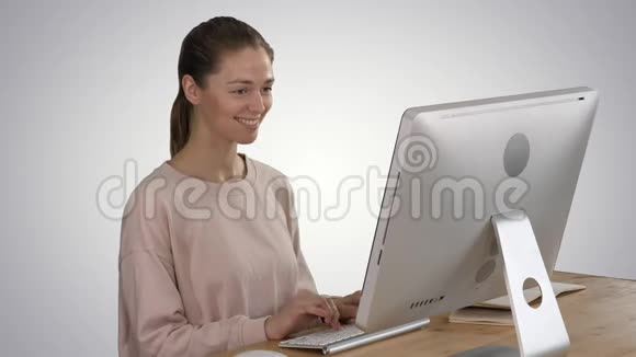 金发女人使用电脑有一个想法微笑的梯度背景视频的预览图