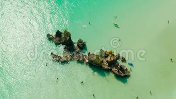 白沙滩和泻湖带绿松石水鸟瞰长滩岛石窟威利岩石视频的预览图