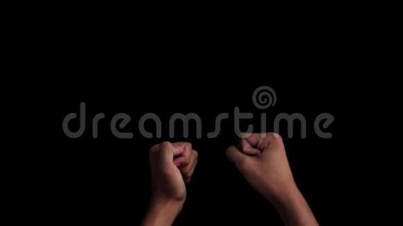 男性手的配对出现并显示英国手语BSL的E字母表符号用于聋哑人视频的预览图