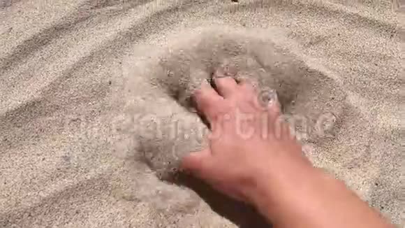 人的手把沙子从他的手指里撒出来视频的预览图