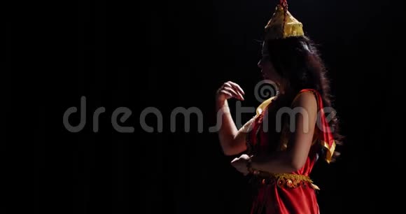 印度女神拉克什米正在低灯光下跳舞视频的预览图