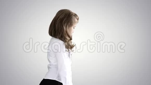 留着长发的小女孩走着俯视着渐变的背景视频的预览图