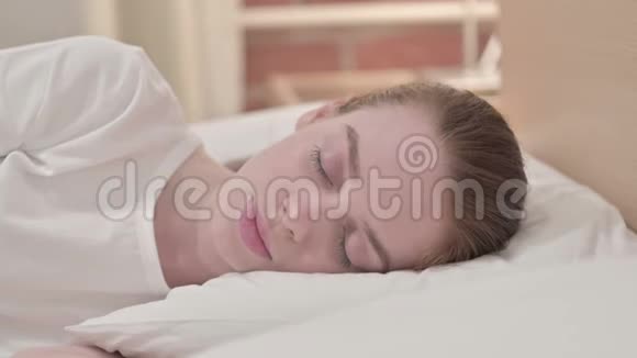睡在床上的红发少女视频的预览图