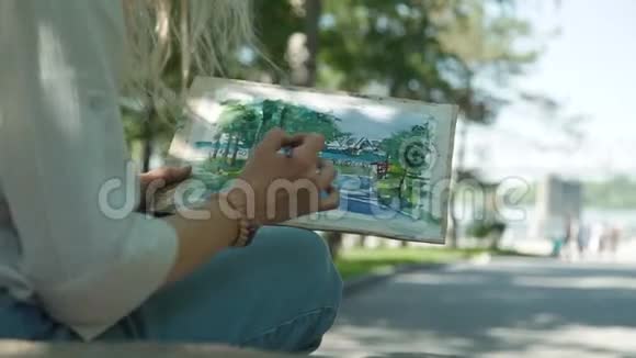 街头艺人画河堤视频的预览图
