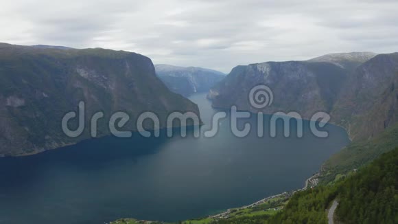 斯泰加斯特的空中镜头体验壮观的观景台距离Aurlandsfjord650米视频的预览图