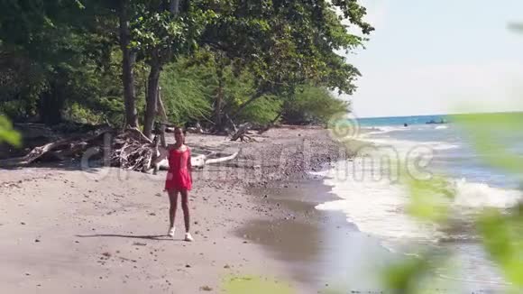 一位女性vlogger在海滩上为她的vlog记录内容视频的预览图