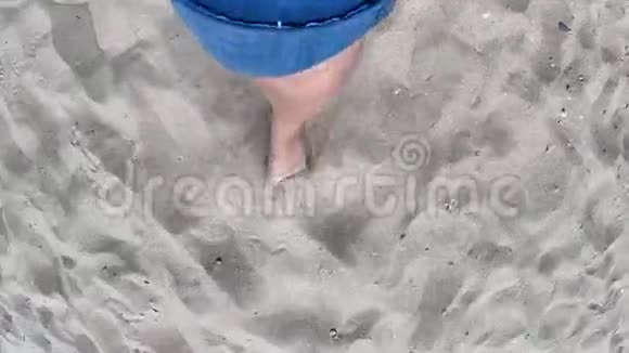 女孩在海边的沙滩上散步视频的预览图