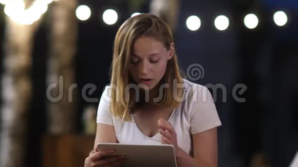 震惊的女人拿着平板电脑坏消息视频的预览图