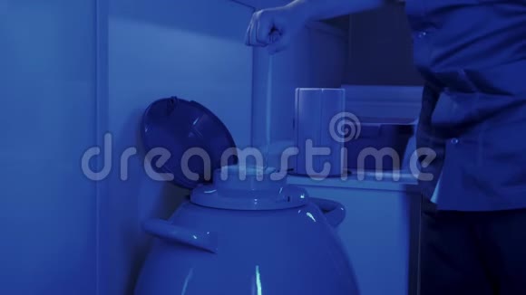 专家胚胎学家从冷冻库取出一个带有胚胎的胶囊视频的预览图