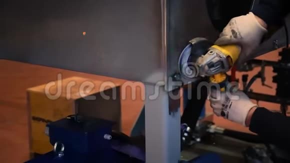 金属工人和他的磨床一起工作视频的预览图