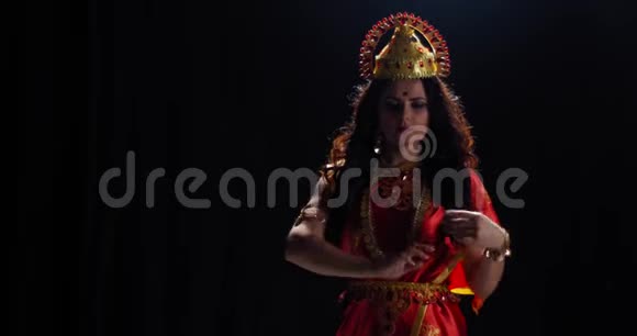 印度女神拉克什米带着金色头饰做手势4k视频的预览图