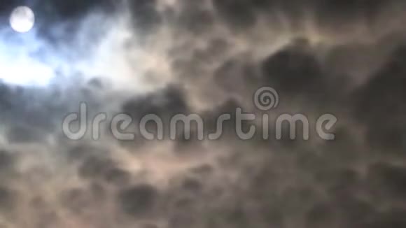 夜晚的月亮和奇怪的云彩视频的预览图
