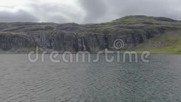 AurlandsfjelletFlotvatnet湖与瀑布Flotane夏季的空中镜头视频的预览图