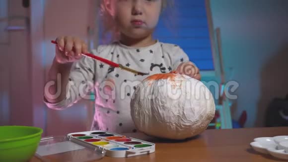 小女孩在家里画工艺品视频的预览图