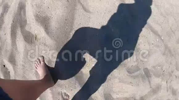 在沙滩上漫步的女孩的黑影视频的预览图