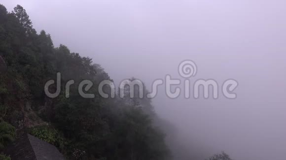 雾在山岭上移动视频的预览图