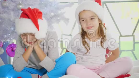 甜蜜的场景姐姐正在为她心烦意乱的哥哥欢呼给他新年礼物温柔地拥抱视频的预览图