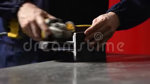 金属工人和他的磨床一起工作视频的预览图